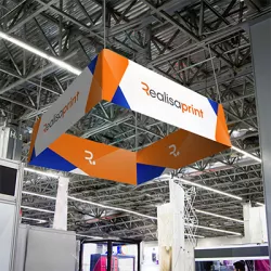 Cartel suspendido textil